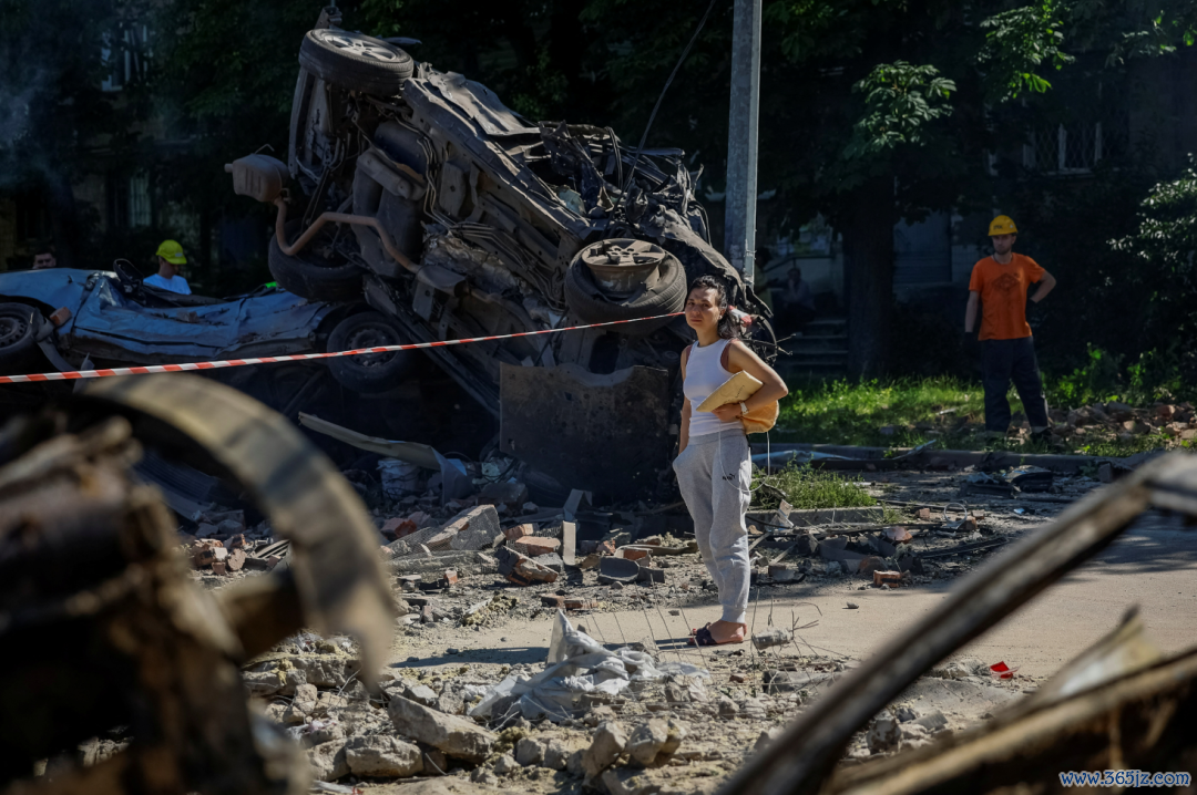 ▲当地工夫2025年7月4日，乌克兰基辅，俄罗斯对乌克兰发动垂死，车辆被粉碎。图源ic